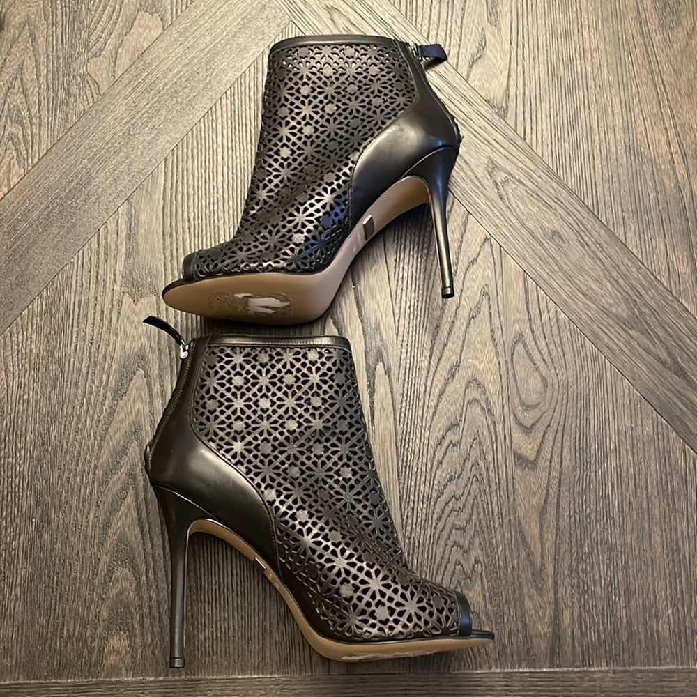 Badgley Mischka Black Laser Cut Booties Size 9 5 - Picture 6 of 10